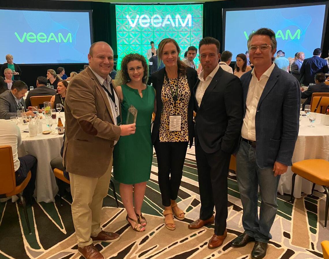 Felipe De Cabo, Director Sales Cloud, y Carolina Losada, CEO de Licencias OnLine recibiendo el premio de parte de ejecutivos de Veeam